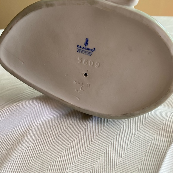 RETIRED ‘1995 PAYFUL FRIENDS LLADRO’ PORCELAIN FIGURINE- Item #01005609 - Picture 4 of 6